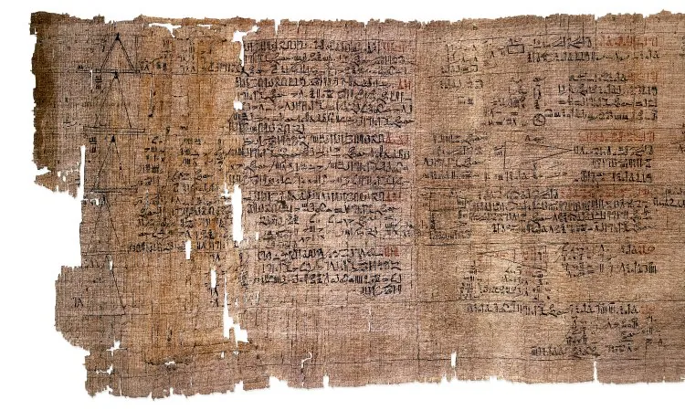 Fragment du papyrus Rhind, couvert d'écriture hiératique.